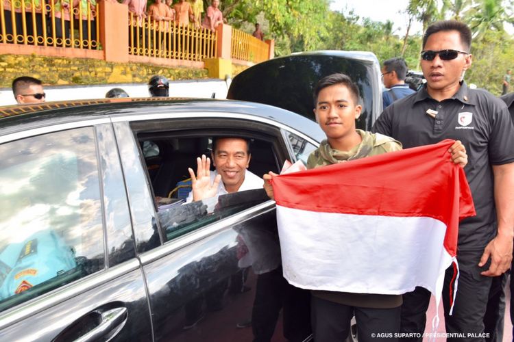 Seorang pelajar SMA di Solok, Sumatera Barat membentangkan bendera merah putih di depan Presiden Joko Widodo di sela kunjungan kerja di Provinsi Sumatera Barat, Kamis (7/2/2018) lalu.