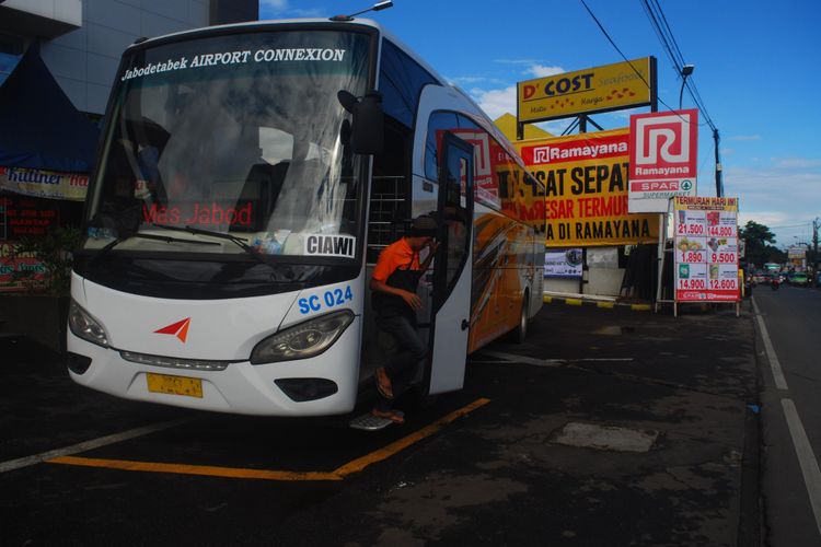 Bus Jabodetabek Airport (JA) Connexion rute Bogor-Bandara Soekarno-Hatta sedang terparkir di Mall Ramayana Tajur, Bogor, Jawa Barat, Sabtu (10/2/2018).