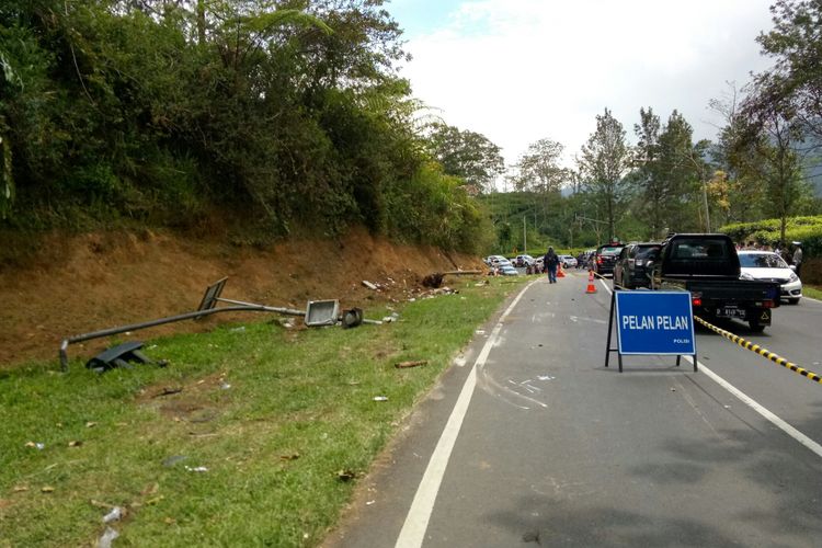 Puing-puing tiang dan sampah berserakan di lokasi kecelakaan di Tanjakan Emen, Subang, Jawa Barat, Minggu (11/2/2018).
