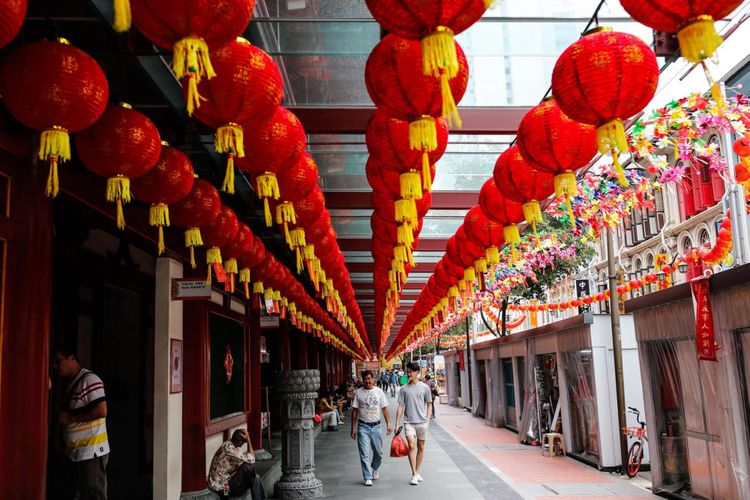 Pengunjung melihat berbagai hiasan dan pernak-pernik imlek di salah satu toko di kawasan Chinatown Singapura, Minggu (11/2/2018). Chinatown singapura menyambut tahun baru Imlek 2569 atau mengawali tahun Anjing Tanah dengan perayaan pada 16 Februari 2018.