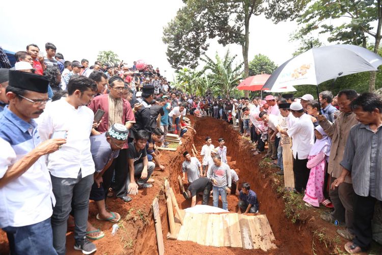 Sejumlah korban yang meninggal akibat kecelakaan di Subang saat dimakamkan di Taman Pemakaman Umum Kelurahan Pisangan, Ciputat Tangerang Selatan, Banten  , Minggu (11/2/2018). Sebanyak 26 orang meninggal dunia dan 17 orang luka-luka akibat kecelakaan bus pariwisata di Tanjakan Emen, Subang, Jawa Barat pada Sabtu (10/02/2018).