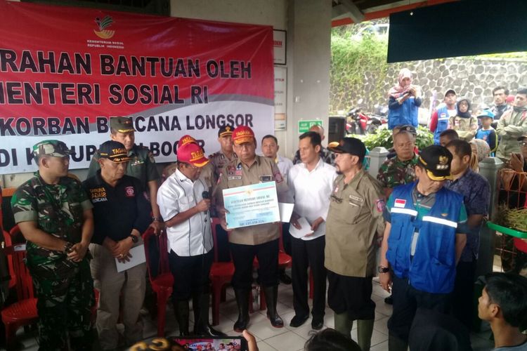 Menteri Sosial Idrus Marham saat memberikan santunan kepada korban longsor di Puncak, Bogor, Jawa Barat, Sabtu (10/2/2018).