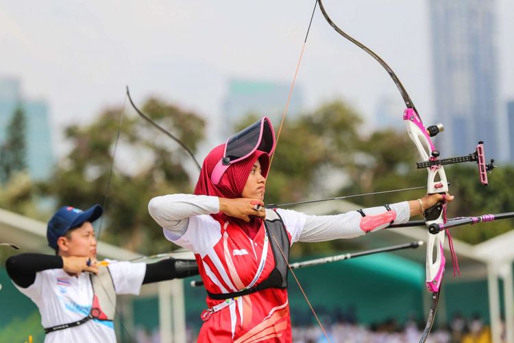 Atlet panahan Indonesia Diananda Choirunisa bertanding melawan atlet Thailand Thepna Denchai dan Phutdee Waraporn saat semifinal nomor Mixed Team Recurve pada ajang 18th Asian Games Invitation Tournament di Lapangan Panahan, Kompleks Gelora Bung Karno, Jakarta, Senin (12/2/2018). Pasangan Riau Ega Agata dan Diananda Choirunisa melaju ke final melawan pasangan dari Chinese Taipei.