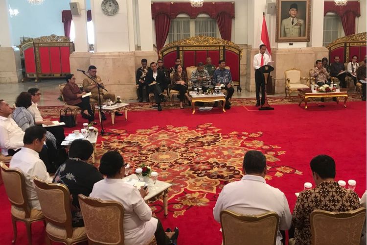 Presiden Joko Widodo saat memimpin sidang kabinet paripurna di Istana Negara Jakarta, Senin (12/2/2018).