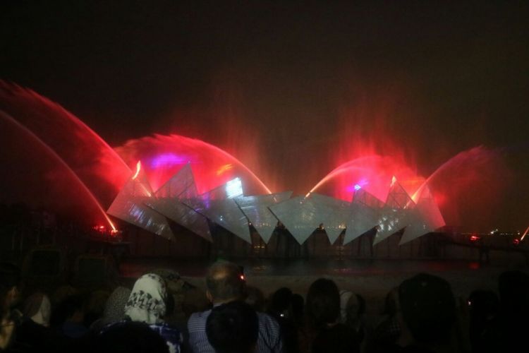 Arena pertunjukan air mancur yang memadukan teknologi digital lampu warna warni, bola-bola api, kembang api, musik dan seni peran, Wings of Time, Singapura, Jumat (9/2/2018).