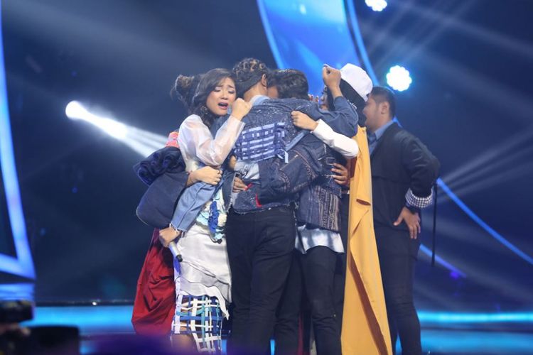 Kontestan Indonesian Idol 2018 saling berpelukan melepaskan kepergian Kevin di panggung Top 10 Indonesian Idol 2018 yang digelar di Studio 11, MNC Studios, Kebon Jeruk, Jakarta Barat, Selasa (13/2/2018).