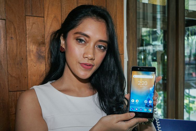 Model menunjukkan unit Nokia 8 dalam acara peluncuran di Jakarta, Selasa (13/2/2018).