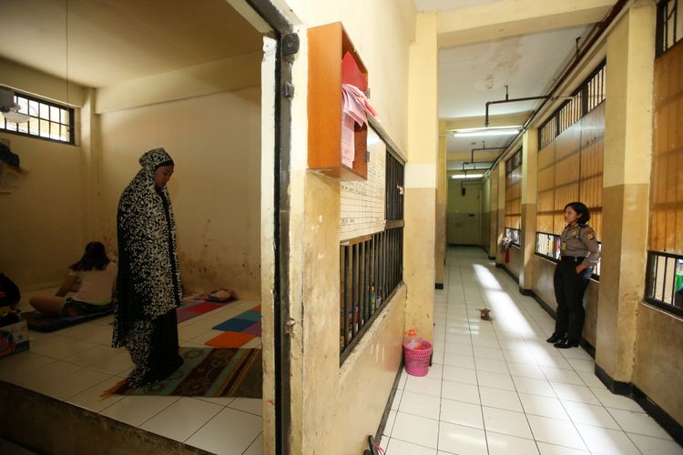 Tahanan tegah menunaikan shalat di Rumah Tahanan Markas Kepolisian Daerah Metro Jaya, Jakarta, Rabu (14/2/2018). Kondisi rutan terbesar di Indonesia ini memiliki fasilitas yang cukup nyaman bagi para tahanan.