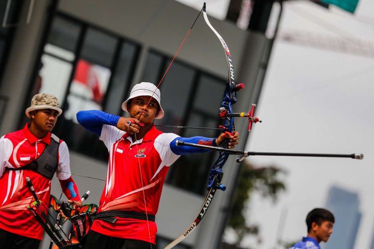 Atlet Panahan Indonesia Riau Ega Agata membidik sasaran saat bertanding melawan atlet Chinese Taipei, Wei Chun-Heng, Luo Zheng-Wei dan Deng Yu-Cheng daam perebutan final nomor Recurve Mens Team pada ajang 18th Asian Games Invitation Tournament di Lapangan Panahan, Kompleks Gelora Bung Karno, Jakarta, Rabu (14/2/2018). Tim recurve putra Panahan Indonesia kalah dari tim putra Panahan Chinese Taipei dengan skor 3-5.