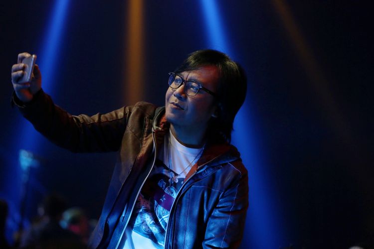 Ari Lasso saat menjadi juri dalam acara Indonesian Idol 2018 di Studio 11, MNC Studios, Kebon Jeruk, Jakarta Barat, Selasa (13/2/2018). Sejumlah kontestan tampil berkolaborasi saat memasuki Top 10 Indonesian Idol 2018.