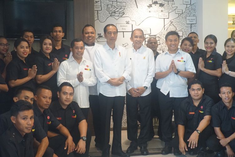 Presiden Joko Widodo bersama rombongan berfoto bersama denga staf Amaris Ambon.