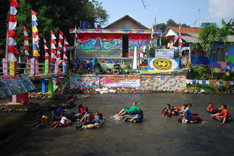 Aktivitas di aliran Kali Katulampa yang berada di kampung warna-warni, Desa Katulampa, Kecamatan Bogor Timur, Kota Bogor.