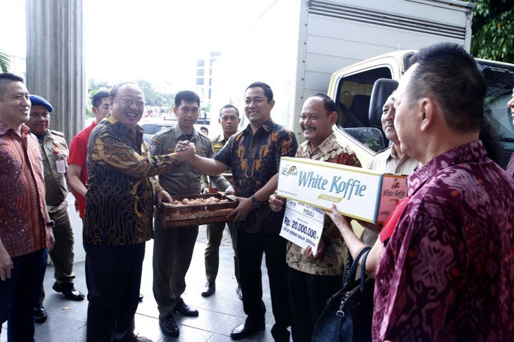 Perserikatan Organisasi Indonesia Tionghoa (Porinti) menyerahkan bantuan bagi korban banjir di Kota Semarang. Bantuan disampaikan secara simbolis kepada Wali Kota Semarang Hendrar Prihadi, Kamis (15/2/2018)