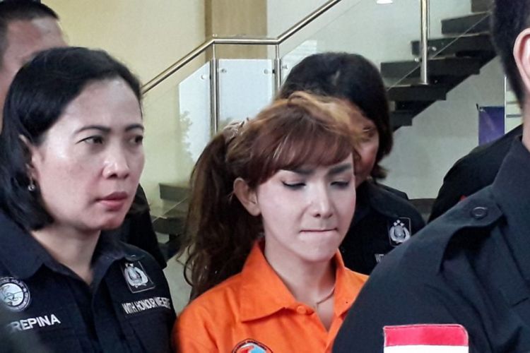 Roro Fitria saat konferensi pers pengungkapan kasus narkotika yang menjeratnya di Polda Metro Jaya, Jakarta Selatan, Kis (15/2/2018).