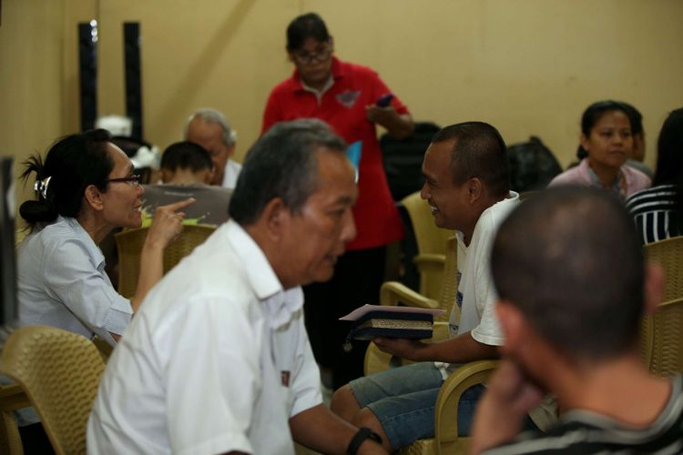 Tahanan tegah mengikuti kelas pendalaman alkitab di Rumah Tahanan Markas Kepolisian Daerah Metro Jaya, Jakarta, Rabu (14/2/2018). Kondisi rutan terbesar di Indonesia ini memiliki fasilitas yang cukup nyaman bagi para tahanan.