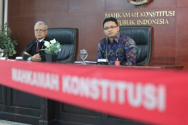 Juru Bicara Mahkamah Konstitusi Fajar Laksono (kanan) ketika memberikan keterangan di Gedung MK, Jakarta, Kamis (15/2/2018).