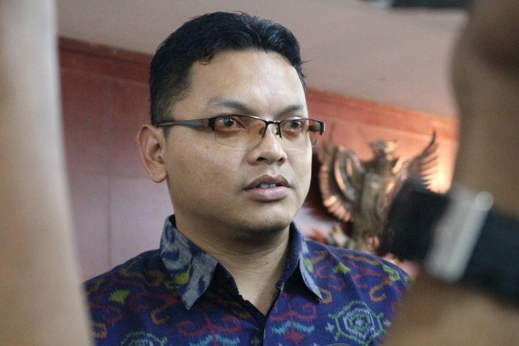 Juru Bicara Mahkamah Konstitusi Fajar Laksono (kanan) ketika memberikan keterangan di Gedung MK, Jakarta, Kamis (15/2/2018).
