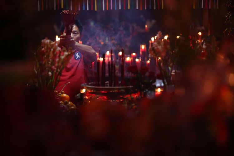 Warga keturunan Tionghoa berdoa di Vihara Hian Thian Siang Tee Bio, Palmerah, Jakarta Barat, Kamis (15/2/2018). Warga keturunan Tionghoa melakukan doa untuk menyambut Tahun Baru Imlek 2569.