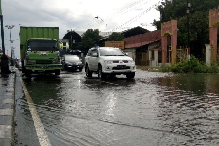 Sejumlah kendaraan melintas di Jalur Pantura Demak yang tergenang banjir,  Jumat (16/2/2018) pagi