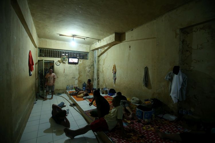 Tahanan pria menonton televisi di ruang tahanan rutan Markas Kepolisian Daerah Metropolitan Jakarta Raya, Jakarta, Jumat (16/2/2018). Kondisi rutan terbesar di Indonesia ini memiliki fasilitas yang cukup nyaman bagi para tahanan.