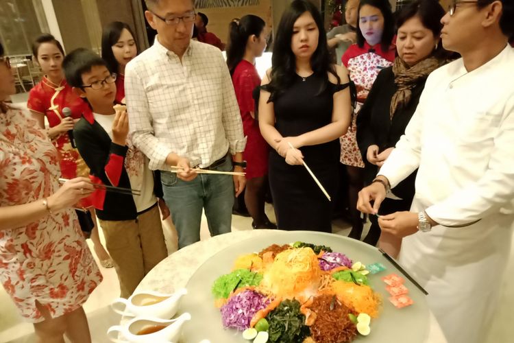 Beberapa perwakilan pengunjung saat akan melakukn tradisi Yusheng di acara malam tahun baru Imlek di Sheraton Grand Jakarta Gandaria City Hotel, Kamis (15/2/2018) malam.