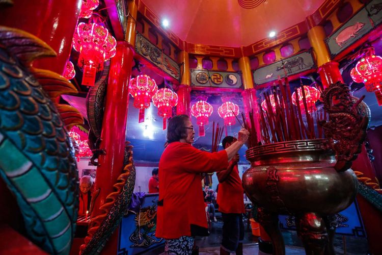 Warga keturunan Tionghoa bersembahyang di Vihara Amurva Bhumi (Hok Tek Tjeng Sin), Setiabudi, Jakarta Selatan, Kamis (15/2/2018). Sembahyang tersebut diadakan sehari menjelang Tahun Baru Imlek 2018 yang merupakan perayaan besar bagi warga etnis Tionghoa di seluruh dunia dan akan mengawali tahun Anjing Tanah 2569.