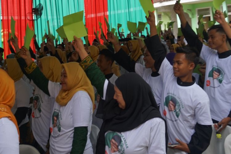 Pendukung Cak Imin mengeluarkan kartu hijau untuk dukungan kepada Cak Imin untuk maju sebagai cawapres pada tahun 2019