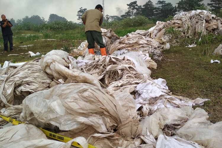 Polres Karawang menetapkan dua tersangka kasus dumping limbah karung B3 di Dusun Citaman, Desa Tamansari, Kecamatan Pangkalan, Kabupaten Karawang. Limbah tersebut rencananya akan dimusnahkan di Sukabumi dan Tangerang.