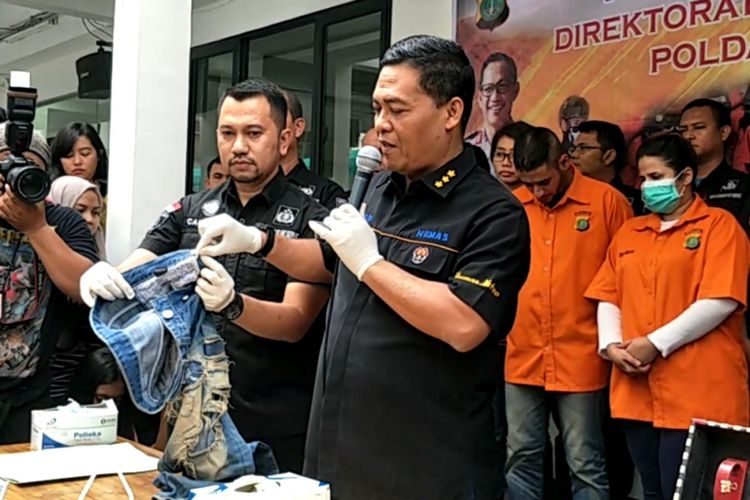 Celana jins kekasih Dhawiya Zaida, Muhammad, dan sabu seberat 0,38 gram ditunjukkan dalam pengungkapan kasus narkoba yang menjerat mereka di Polda Metro Jaya, Jakarta Selatan, Sabti (17/2/2018).