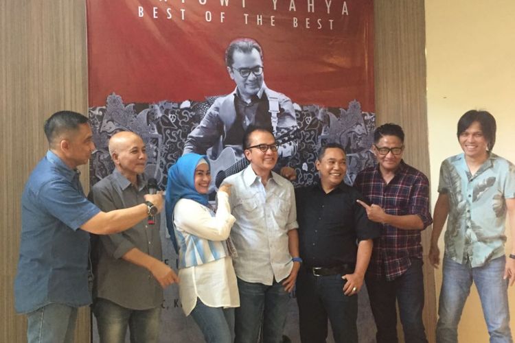 Tantowi Yahya dan beberapa pelaku musik yang terlibat dalam penggarapan album kompilasi bertajuk Tantowi Yahya Best of the Best di Kemang Raya, Jakarta Selatan, Minggu (18/2/2018).