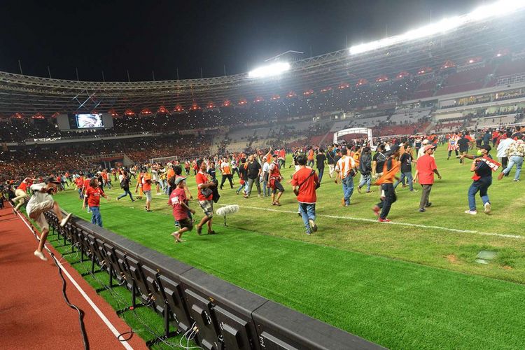 Suporter Persija Jakarta, The Jak Mania, memasuki lapangan seusai penyerahan piala kepada Persija Jakarta pada final Piala Presiden 2018 di Stadion Utama Gelora Bung Karno, Senayan, Jakarta, Sabtu (17/2/2018). Persija keluar sebagai juara Piala Presiden 2018 setelah mengalahkan Bali United dengan skor 3-0.