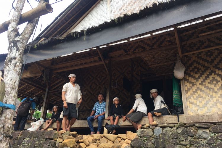 Beberapa penduduk Baduy Dalam sedang berada di Kampung Balingbing (Baduy Luar), Desa Adat Baduy atau Desa Kanekes, Kecamatan Leuwidamar, Kabupaten Lebak, Banten, Sabtu (17/2/2018).
