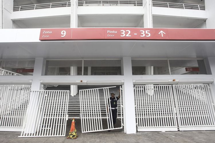 Petugas melihat kondisi pagar yang rusak di Stadion Utama GBK, Senayan, Jakarta, Minggu (18/2/2018). Kerusakan tersebut akibat ulah suporter tidak bertanggung jawab salah satu tim yang bertanding pada perhelatan final Piala Presiden.