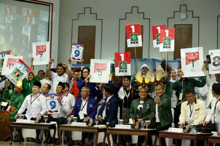 Suasana Pengambilan Nomor Urut Partai Politik untuk Pemilu 2019 di Gedung Komisi Pemilihan Umum (KPU), Minggu (18/2/2018). Empatbelas partai politik (parpol) nasional dan empat partai politik lokal Aceh lolos verifikasi faktual untuk mengikuti Pemilu 2019.