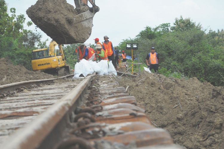 Petugas PT KAI Daop 4 Semarang menggenjot perbaikan longsor di bawah bantalan rel KA di Km 61 + 7/8, wilayah Desa Ledokdawan, Kecamatan Geyer, Grobogan, Jateng, Minggu (18/2/2018) siang.