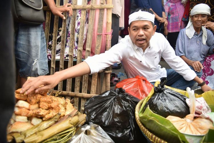 Calon wakil Gubernur Jawa Barat Dedi Mulyadi saat blusukan di Pasar Jatibarang, Kabupaten Indramayu, Minggu (18/2/2018).