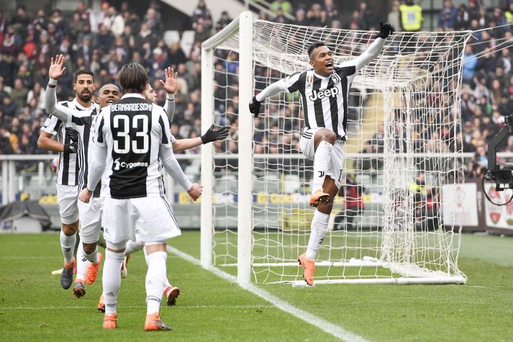 Alex Sandro merayakan gol Juventus ke gawang Torino pada laga derbi di Stadion Olimpico Turin, Minggu (18/2/2018).