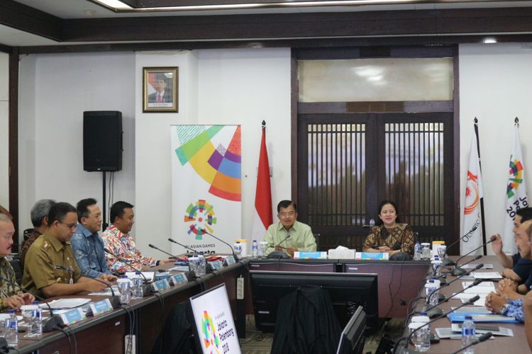 Wakil Presiden RI yang juga Ketua Dewan Pengarah INASGOC 2018, Jusuf Kalla (kiri) memimpin rapat kkoordinasi persiapan penyelenggaraan Asian Games XVIII tahun 2018 di Wisma Serbaguna, Senayan, Jakarta, Senin (19/2/2018).