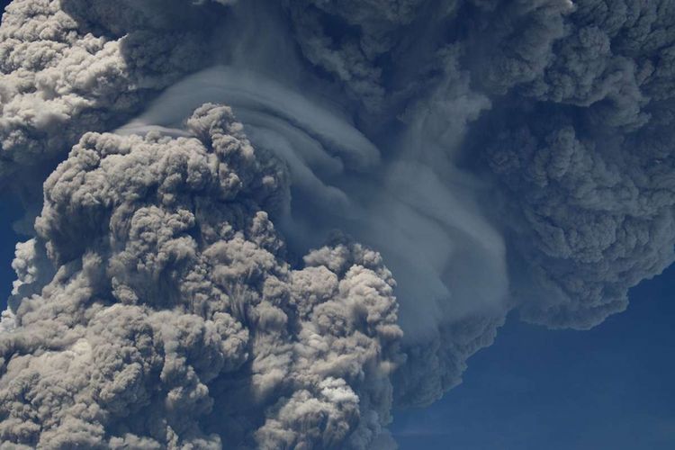 Material vulkanik erupsi Gunung Sinabung menyembur di udara, Karo, Sumatera Utara, Senin (19/2/2018). Gunung Sinabung kembali erupsi besar Senin ini, status gunung berada di level IV atau awas disertai gempa kecil yang terasa di sekitar Sinabung, dari catatan pos pemantau gempa terjadi sekitar 607 detik.