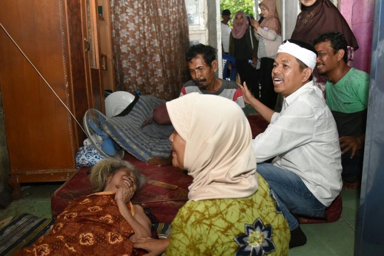 Calon Wakil Gubernur Jawa Barat Dedi Mulyadi, menjenguk dan membersihkan rumah Emak Anah (70), di Karawang, Senin (19/2/2018).