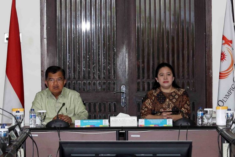 Wakil Presiden Jusuf Kalla (kiri) dan Menko PMK Puan Maharani saat menghadiri rapat koordinasi soal Asian Games 2018 di Wisma Serbaguna, Senayan, Jakarta, Senin (19/2/2018).