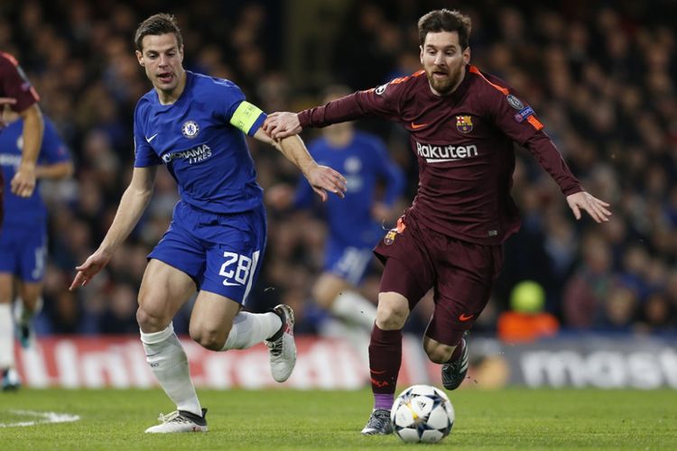 Cesar Azpilicueta mengejar Lionel Messi saat Chelsea menjamu Barcelona pada pertandingan babak 16 besar Liga Champions kontra Chelsea di Stamford Bridge, Selasa (20/2/2018).