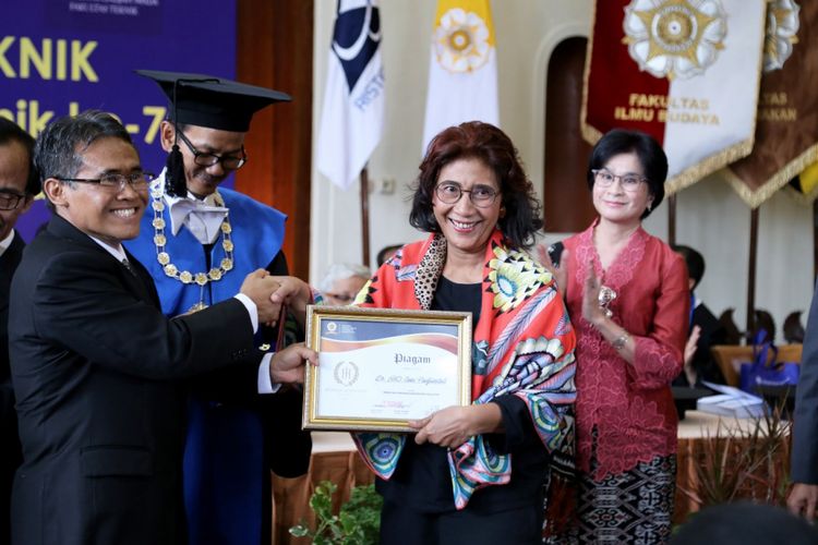Menteri Kelautan dan Perikanan Susi Pudjiastuti saat menerima penghargaan Herman Johannes Award di Balai Senat Universitas Gadjah Mada (UGM) (Foto Dokumentasi Humas UGM)