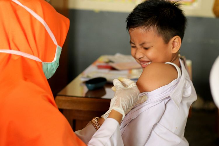 Tim medis dari Puskesmas Ulee Kareng, Kota Banda Aceh, memberikan imunisasi difteri massal kepada 956 siswa Madrasah Ibtidaiyah Negeri (MIN) 5 Kota Banda Aceh, Selasa (20/2/2018). Pemberian vaksin ini dilakukan karena salah satu siswa di MIN tersebut terdeteksi positif menderita penyakit difteri dan sedang menjalani perawatan di (RSUZA) Rumah Sakit Umum Zainal Abidin Banda Aceh sejak beberapa pekan lalu.