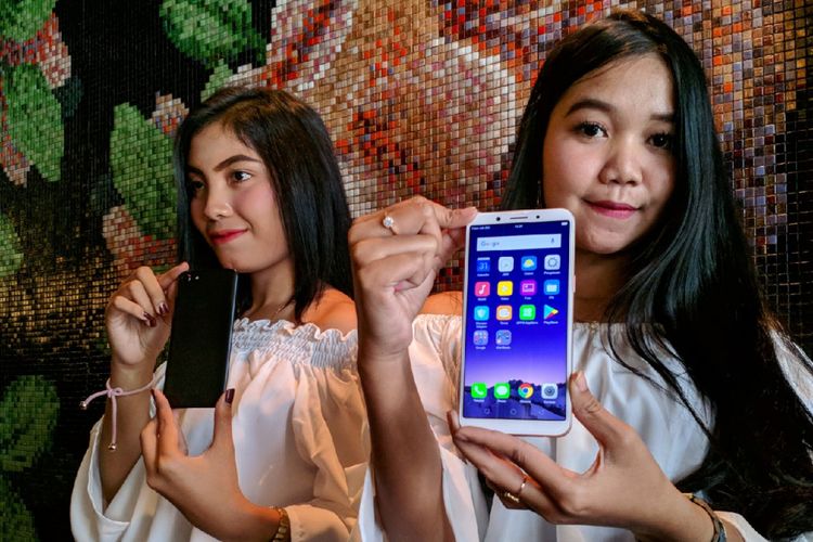 Model memamerkan smartphone Oppo A83 yang memiliki layar kekinian rasio 18:9 dan fitur face unlock di Jakarta, Rabu (21/2/2018).