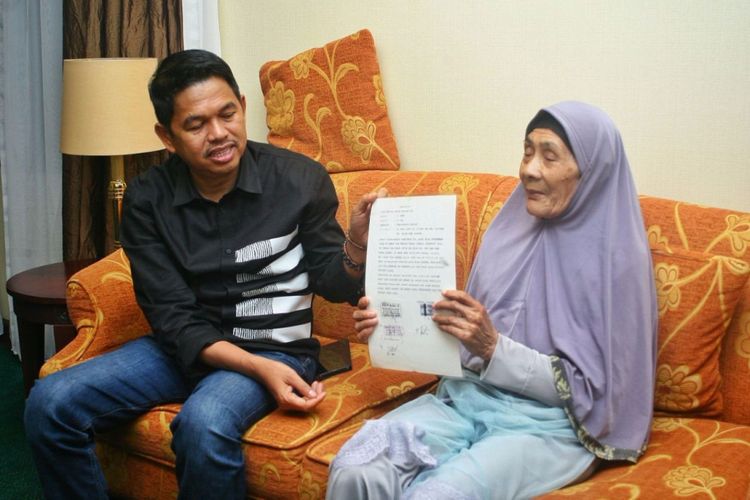 Dedi Mulyadi mengunjungi rumah Nenek Cicih, seorang ibu berusia 78 tahun yang digugat empat anak kandungnya sendiri, di Jalan Embah Jaksa, Kelurahan Cipadung, Kecamatan Cibiru, Kota Bandung, Rabu (21/2/2018) 