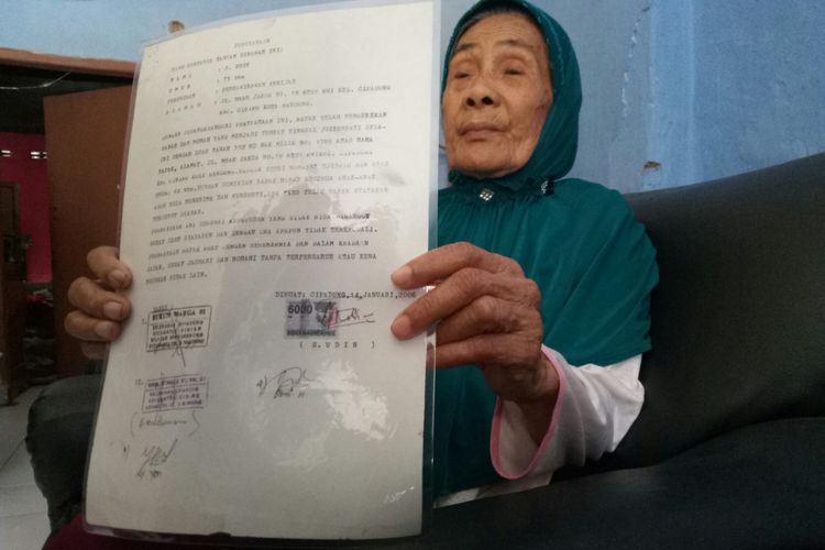 Cicih (78) tengah memperlihatkan surat waris dari suaminya, Rabu (21/2/2018)  