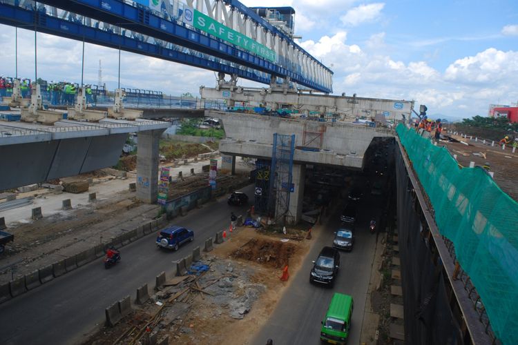 Proyek jalan Tol Bogor Outter Ring Road (BORR) seksi II B Kedungbadak-Simpang Yasmin dihentikan sementara menyusul keluarnya moratorium penghentian seluruh pekerjaan infrastruktur layang (elevated) di seluruh Indonesia pasca insiden kecelakaan proyek jalan tol Bekasi-Cawang-Kampung Melayu (Becakayu), Rabu (21/2/2018).