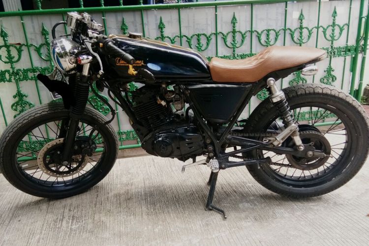 Salah satu Suzuki Thunder lansiran 2005 yang dimodifikasi dengan gaya cafe racer oleh bengkel modifikasi Clacustique di Depok.