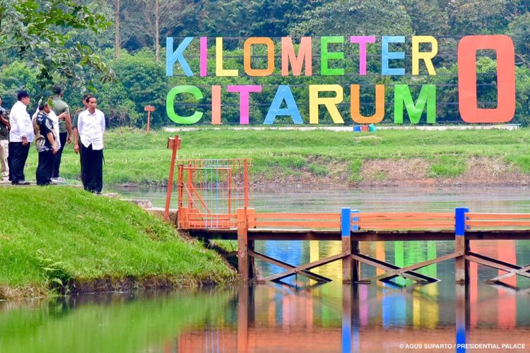 Presiden Joko Widodo meninjau Situ Cisanti, sumber air di hulu Subgai Citarum. Letaknya di Desa Tarumajaya, Kecamatan Kertasari, Kabupaten Bandung. Setelah sebelumnya menanam pohon manglid di lokasi tepian situ, pagi tadi.

Air Sungai Citarum mengalir sejauh 269 kilometer, melewati 12 kabupaten dan kota di Jawa Barat sampai ke laut Jawa dan bermuara di daerah Bekasi. Sepanjang aliran Sungai Citarum itu kini tengah dilakukan rehabilitasi untuk mengembalikan fungsi sungai seperti sedia kala.